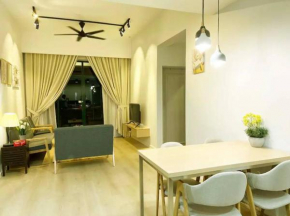 Costa Mahkota Stylish 2-Bedroom Pool View 1 Queen & 2 Singles